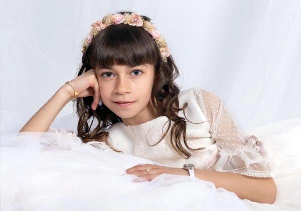 Comunión. Niña tumbada