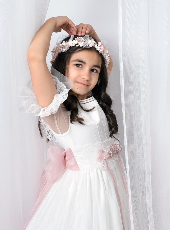 Retrato artístico de niña de Primera Comunión en pose natural y espontánea. Fotografía de Comuniones de estilo delicado y emotivo