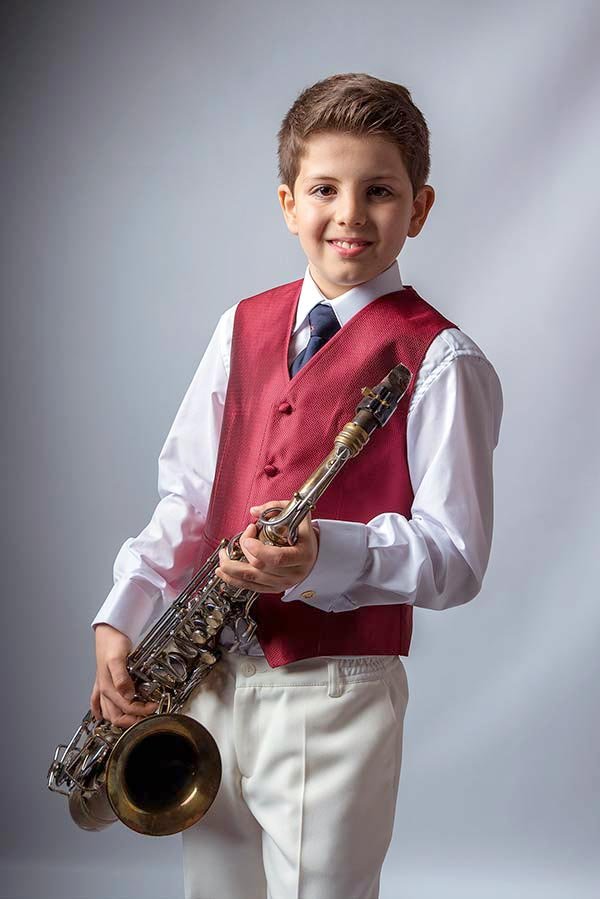 Niño de comunión con saxo Comunión con saxo