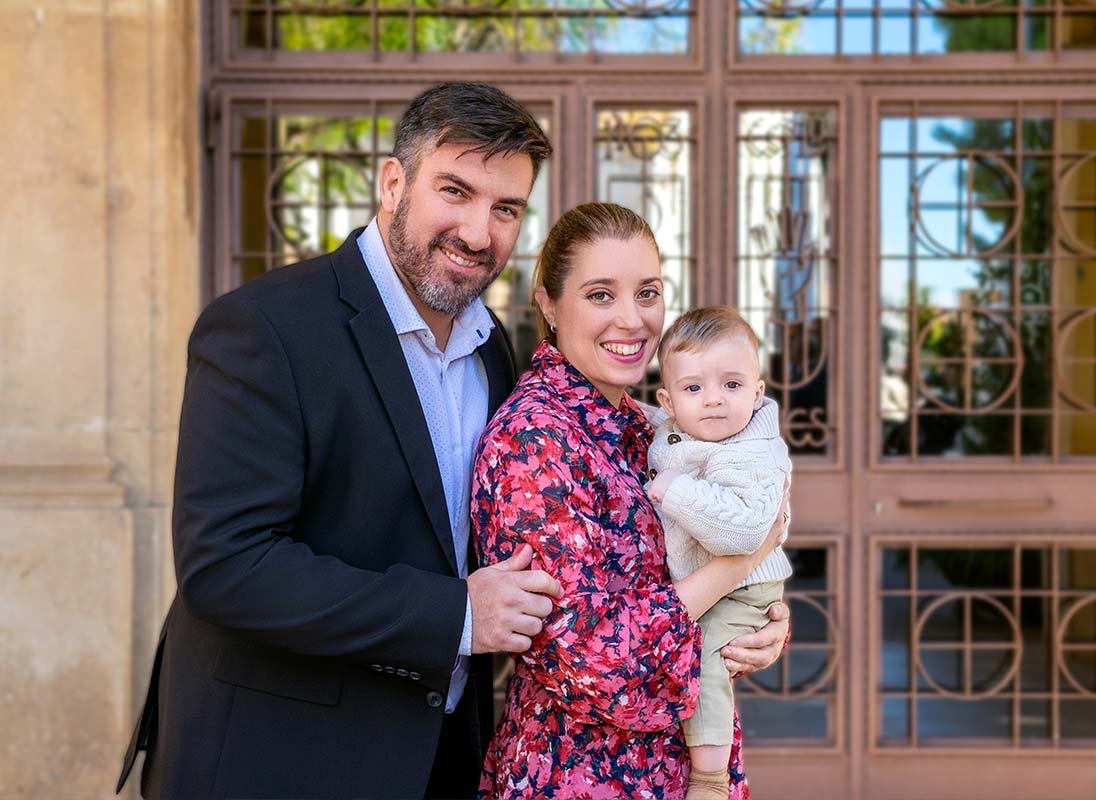 Retrato de familia tras la ceremionia del bautizo