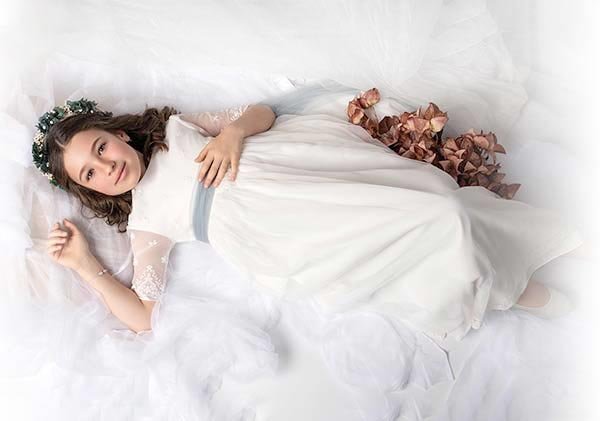 Tierna y juguetona Azaila en su primer mes Niña de comunión tumbada. Acabado ensueño