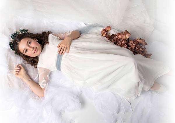 Fotografía de de niña de comunión en estudio en Zaragoza
