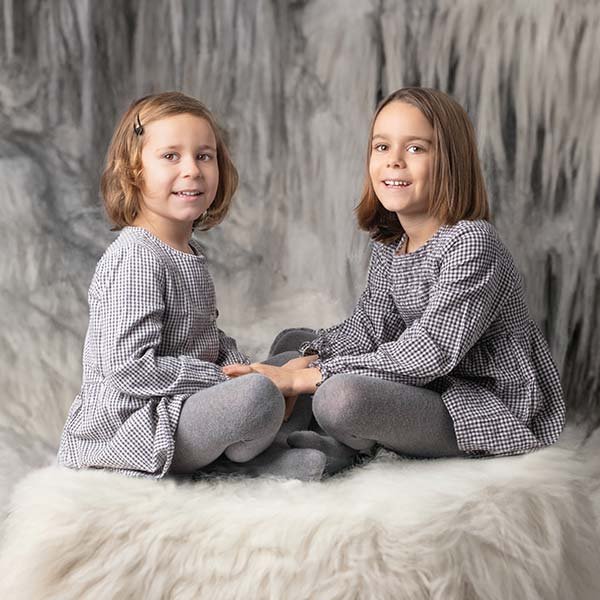 Bebé newborn durmiendo en columpio