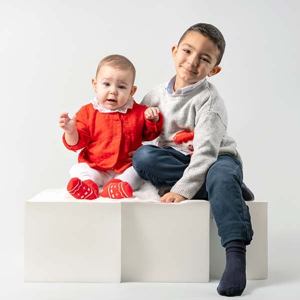 Bebé newborn durmiendo sereno con envoltura