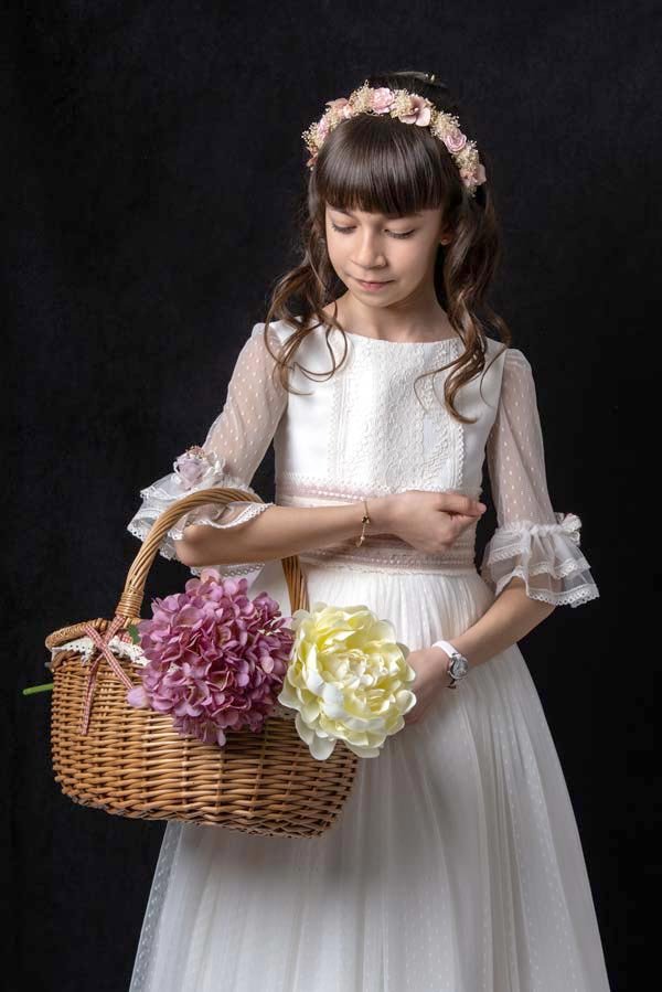 Niña de comunión con cestita de flores Niña de comunión con cestita de flores