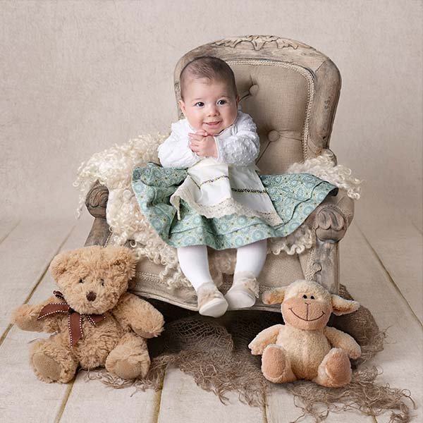 Pies del bebé en manos de su papá