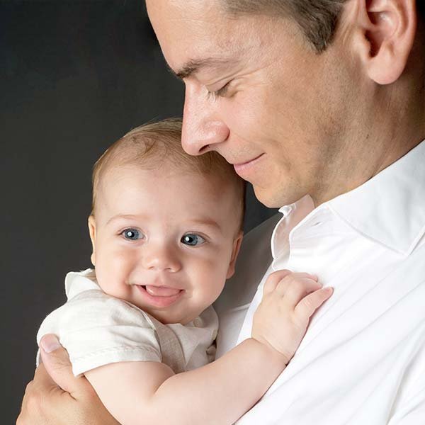 Beso tierno de papá