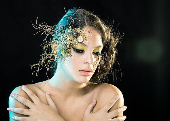 Retrato de chica cubriendo el cuerpo con las manos