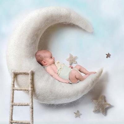 Newborn Luna Con Escalera