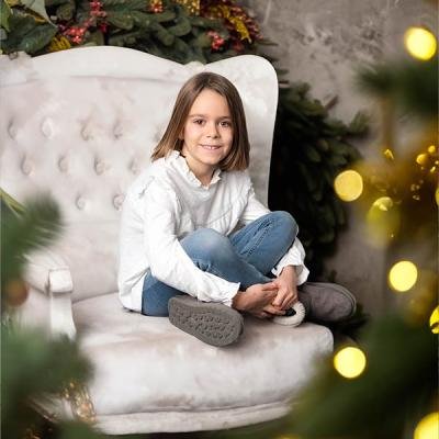 Nina Sentada En Sillon De Navidad