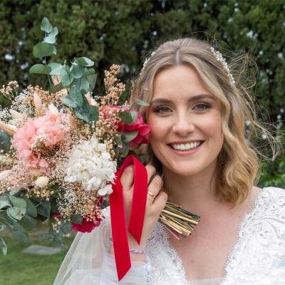 Novia Con Su Ramo En Jardin